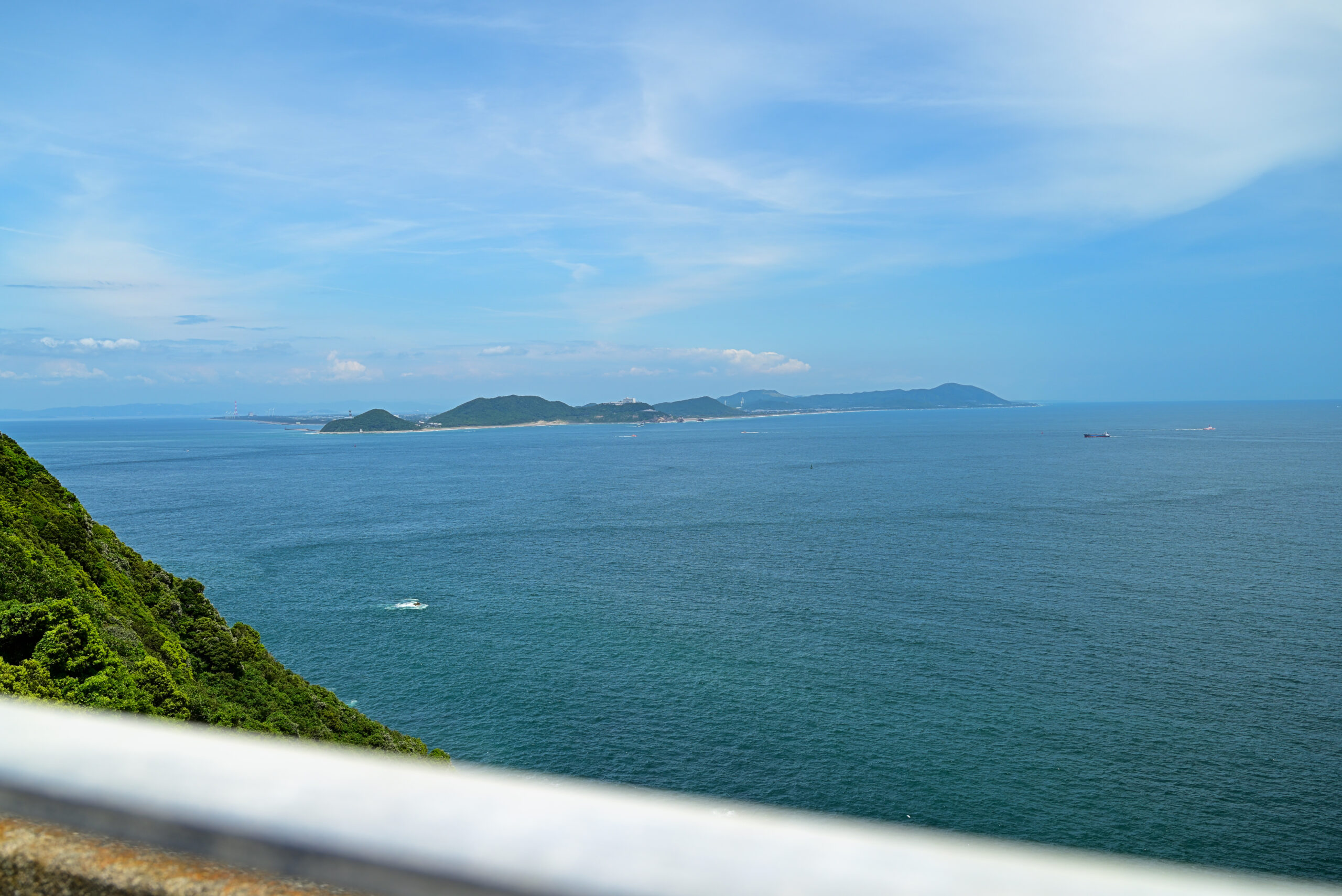 監的哨跡屋上から望む渥美半島